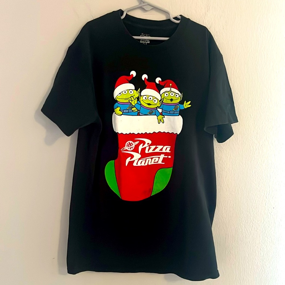 Toy Story 4 alien pizza planet Christmas, Santa hat T-shirt sz small 100% cotton